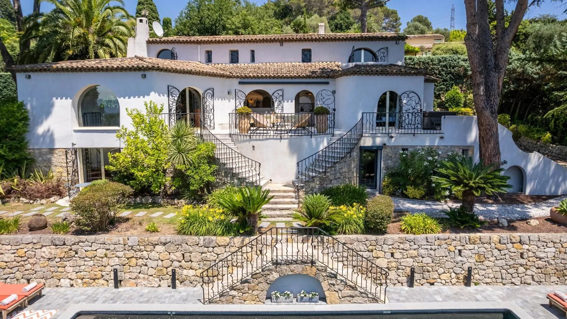 Mougins Architect-Designed Villa With Swimming Pool In A Private Estate