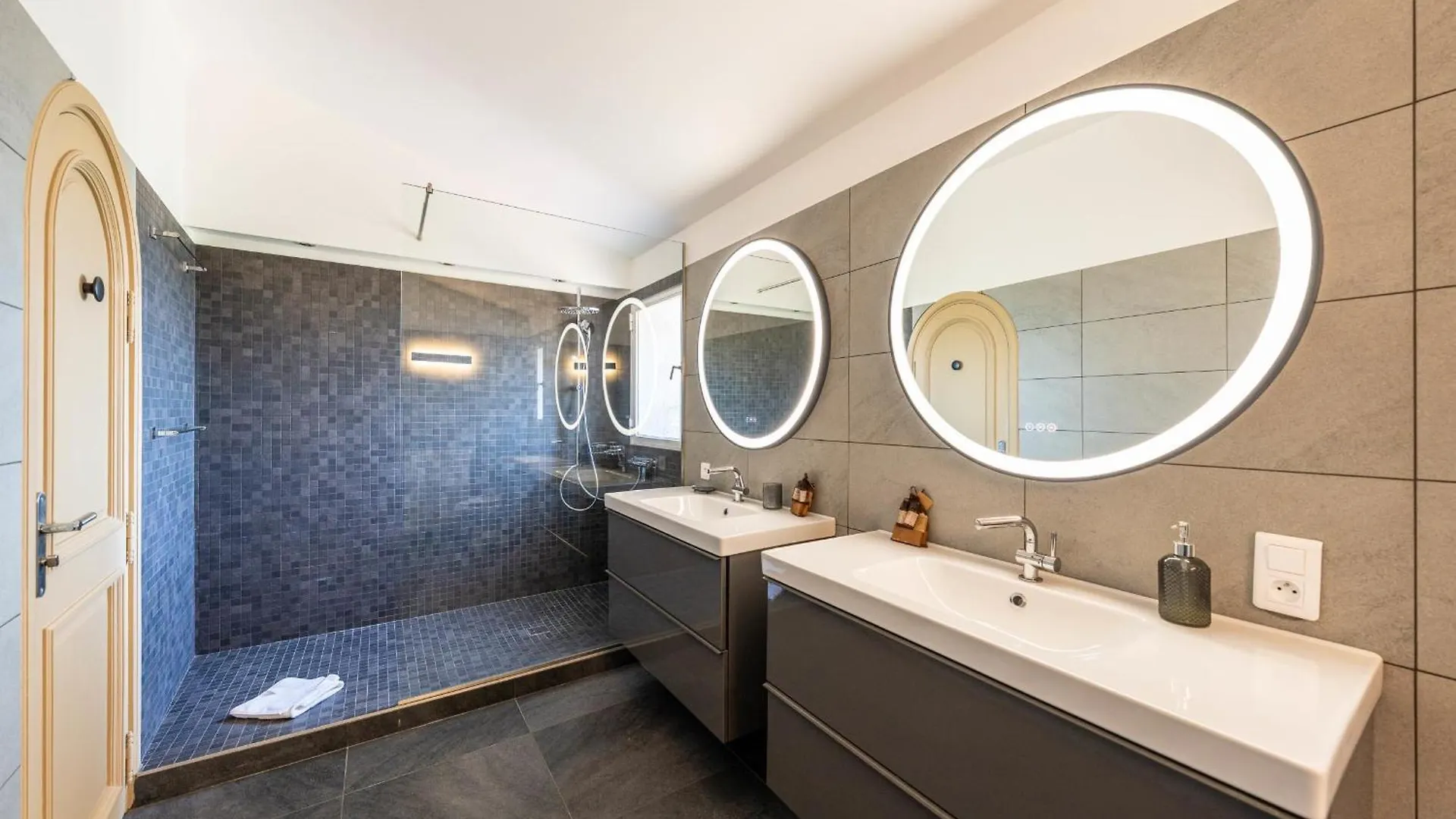 Mougins Architect-Designed Villa With Swimming Pool In A Private Estate 0*,  França