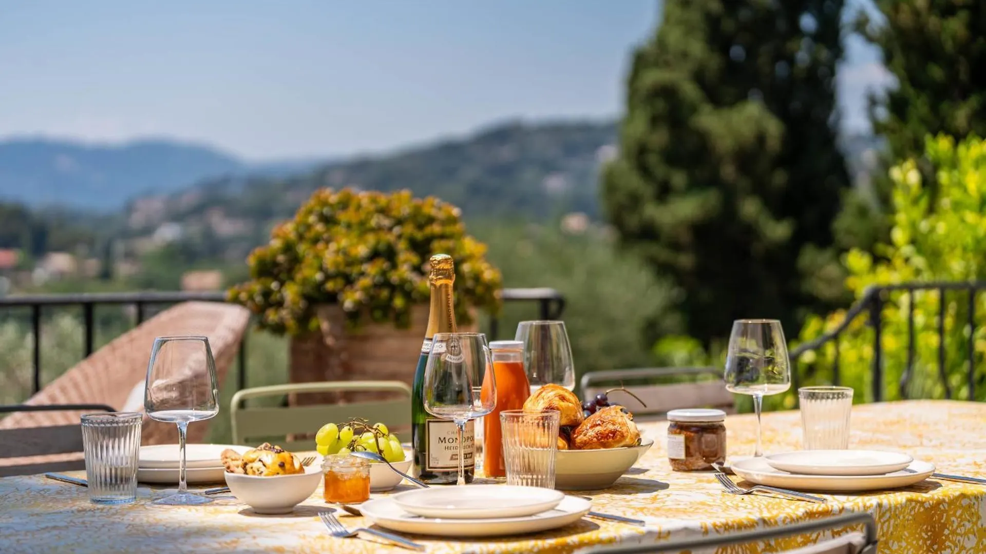 Mougins Architect-Designed Villa With Swimming Pool In A Private Estate 0*,  França
