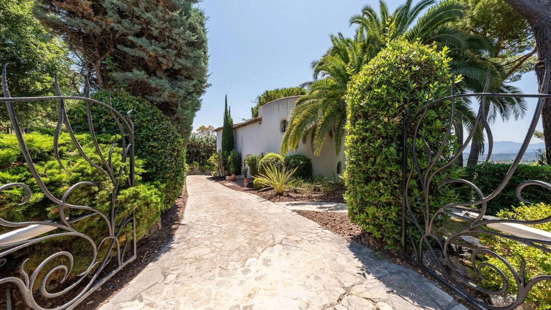 Mougins Architect-Designed Villa With Swimming Pool In A Private Estate