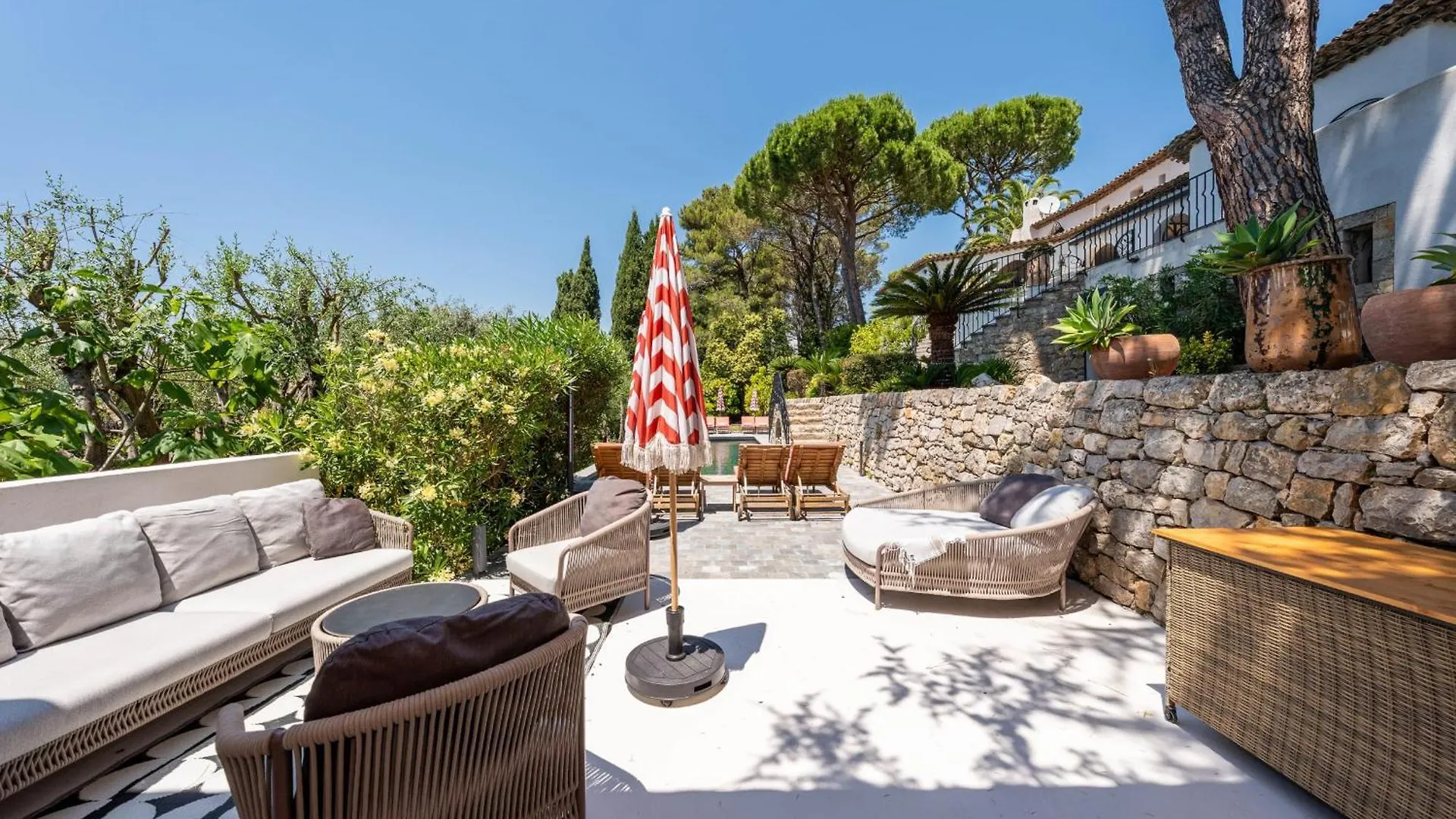 Mougins Architect-Designed Villa With Swimming Pool In A Private Estate 0*,  França